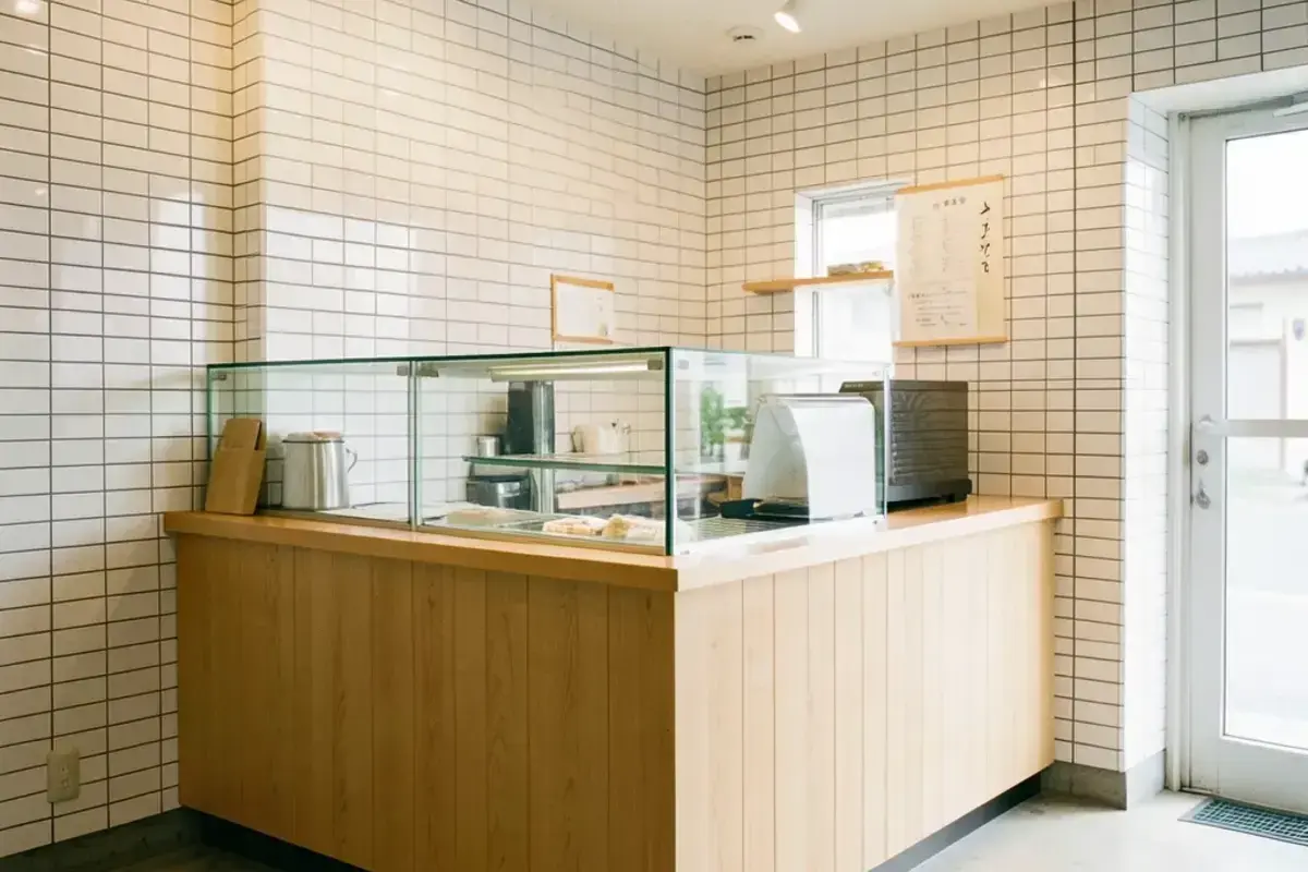 木のカウンターのある喫茶店の店内